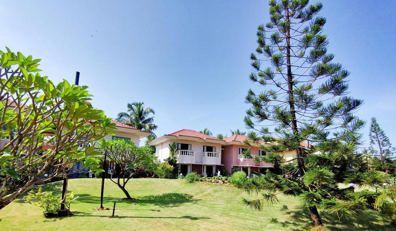 Coconut Grove Beach Resort Colvá Exterior foto