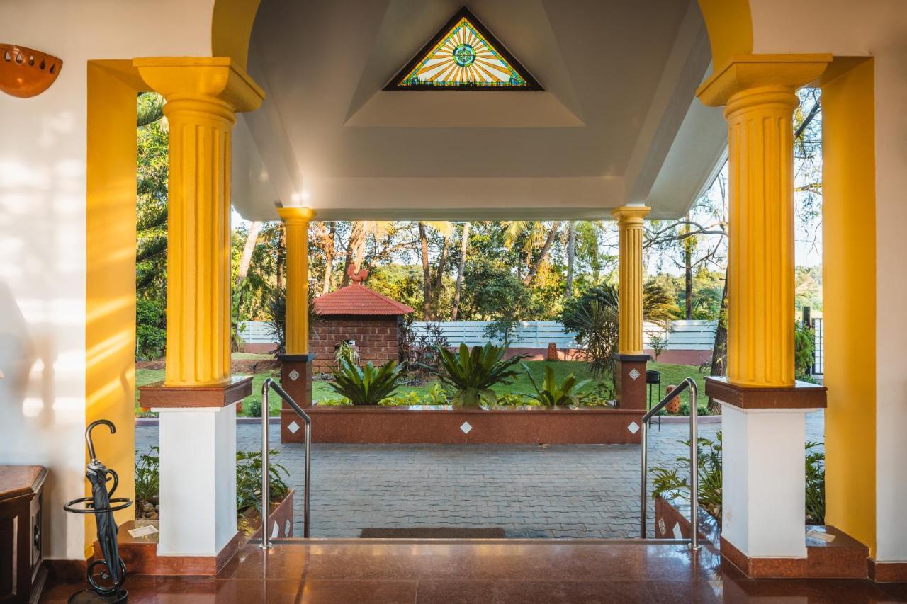 Coconut Grove Beach Resort Colvá Exterior foto